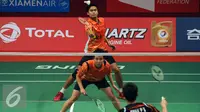 Ganda campuran Indonesia, Tontowi /Liliyana mengembalikan bola ke pasangan Malaysia, Chan Peng Soon/Goh Liu Ying di Total BWF Championships 2015, Jakarta, Kamis (13/8/2015). Tontowi Ahmad/LiliyanaNatsir unggu l21-8 21-13. (Liputan6.com/Helmi Fithriansyah)