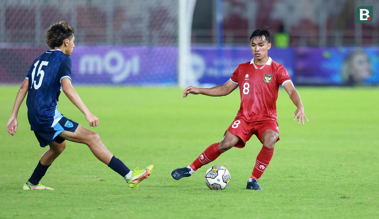 <p>Pemain Timnas Indonesia U-20, Arkhan Fikri berusaha melewati pemain Guatemala pada laga mini turnamen di Stadion Utama Gelora Bung Karno (SUGBK), Senayan, Jakarta, Selasa (21/2/2023). (Bola.com/M Iqbal Ichsan)</p>