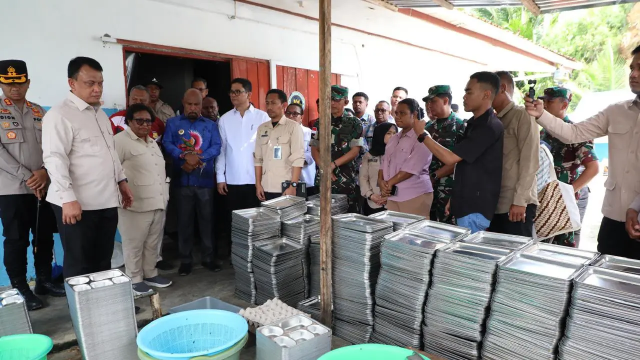 Wakil Menteri Dalam Negeri (Wamendagri) Ribka Haluk meninjau langsung Satuan Pelayanan Pemenuhan Gizi (SPPG) Depapre, Kabupaten Jayapura, Kamis (6/8/2026).