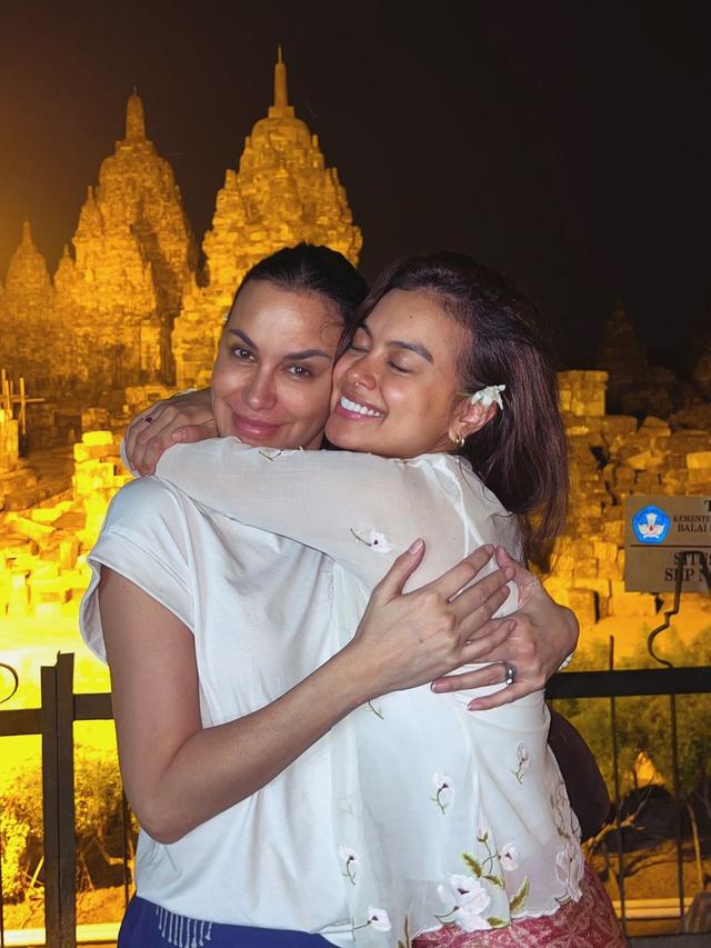 6 Gaya Artis Ikut Rayakan Waisak di Candi Borobudur dan Sewu, dari Sophia Latjuba, Eva Celia, hingga Widi Mulia