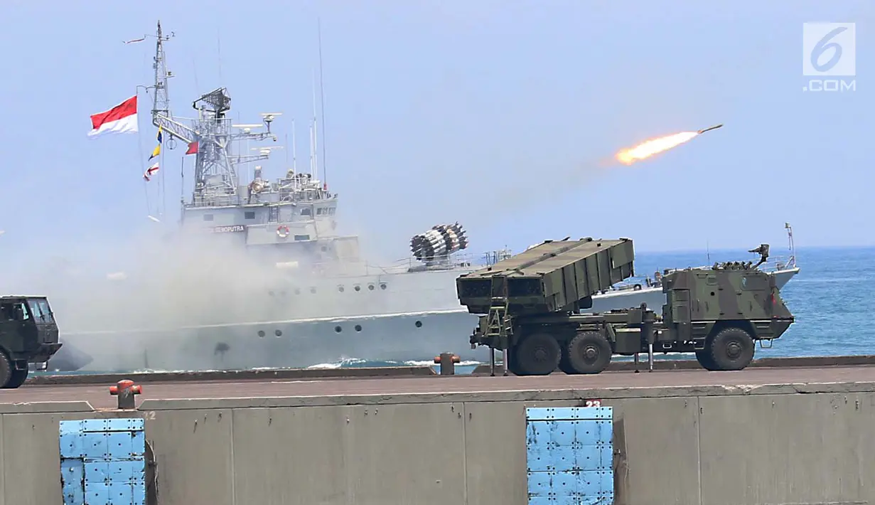 Prajurit TNI menembakan rudal saat geladi resik HUT TNI ke-72 di Cilegon, Banten, Selasa (3/10). Geladi resik tersebut untuk memperingati HUT TNI ke-72 yang dilaksanakan tanggal 5 Oktober. (Liputan6.com/Angga Yuniar)