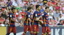 Neymar, Luis Suarez, dan Lionel Messi tiga pemain inti Barcelona pada selama tahun 2015, merayakan kemenangan atas tuan rumah Athletic Club Bilbao di Stadion  San Mames, Bilbao (23/8/2015). (AFP Photo/Ander Gillenea)