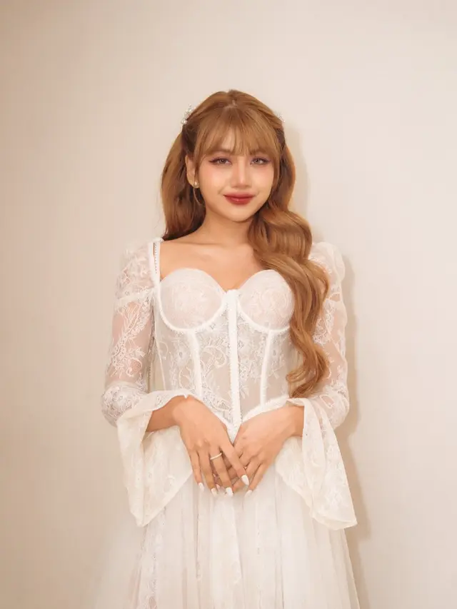 Bak Dewi dalam Balutan Putih, Gaya Ghea Indrawari Tampil Anggun dengan Gaun Corset Lace