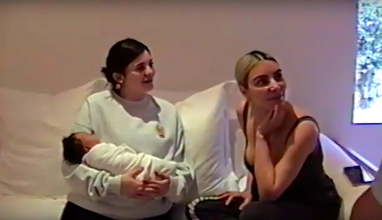 Tak hanya itu, dalam video yang berdurasi 11 menit tersebut, terdapat gambar Chicago West untuk pertama kalinya. (Youtube)