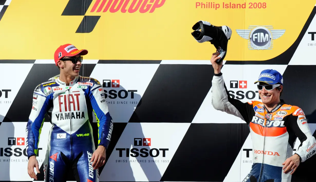 Valentino Rossi (kiri) dan Nicky Hayden berada di podium setelah MotoGP Australia 2008 di Phillip Island, Minggu (5/10/2008). (AP Photo / Andrew Brownbill)