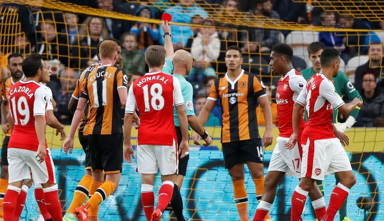 Pemain Hull City, Jake Livermore, mendapat kartu merah setelah menyentuh bola tendangan pemain Arsenal, Laurent Koscielny, pada laga lanjutan Premier League, di KCOM Stadium, Sabtu (17/9/20106). (Reuters/Russell Cheyne)
