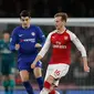 Pemain Arsenal, Rob Holding berebut bola dengan pemain Chelsea, Alvaro Morata pada pekan ke-22 Premier League di Emirates Stadium, Rabu (3/1). Arsenal dan Chelsea tampil maksimal hingga laga berakhir penuh drama dengan skor 2-2 (AP/Frank Augstein)