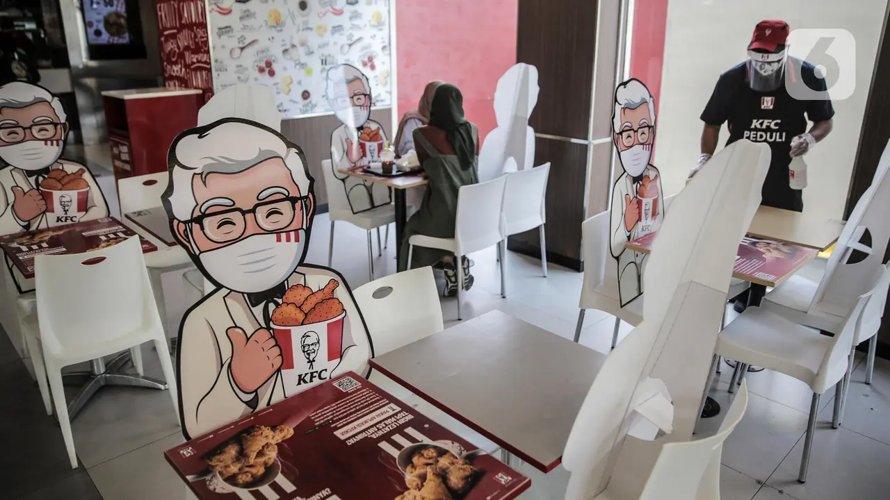 FOTO: Restoran Cepat Saji Terapkan Physical Distancing