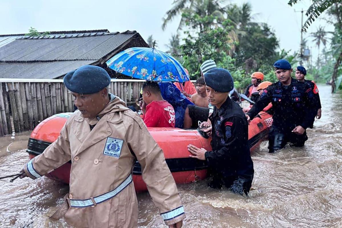FOTO: Aksi Sigap Brimob Polda Bali Saat Evakuasi Korban Banjir Bali