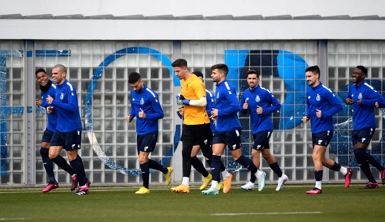 <p>Para pemain FC Porto berlari saat menjalani sesi latihan di tempat latihan Olival, Vila Nova de Gaia, dekat Porto, Portugal, 21 Februari 2023. FC Porto akan menghadapi Inter Milan pada pertandingan sepak bola leg pertama babak 16 besar Liga Champions. (MIGUEL RIOPA/AFP)</p>