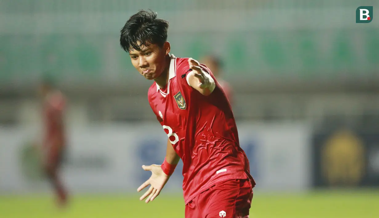 Bomber Timnas Indonesia U-17, Arkhan Kaka, melakukan selebrasi ala striker legendaris Tim Garuda, Bambang Pamungkas usai merobek gawang Uni Emirat Arab (UEA) dalam laga Kualifikasi Piala Asia U-17 2023 di Stadion Pakansari, Cibinong, Rabu (5/10/2022). (Bola.com/M Iqbal Ichsan)