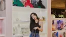 Eks member Apink, Naeun tampil kece dalam balutan halter top warna hitam yang dipadukan dengan wide leg jeans dan sneakers, kece abis! (Instagram/naeun_apink).