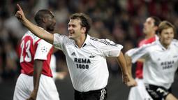Roar Strand. Gelandang tengah ini mampu mencetak 11 gol di Liga Champions hanya bersama Rosenborg. Ia tampil dalam 71 laga di Liga Champions sejak musim 1995/1996 hingga 2007/2008. Jika diakumulasi dengan babak kualifikasi, ia total tampil dalam 104 laga di Liga Champions. (AFP/Daniel Sannum Lauten)