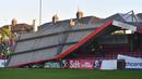 Sejumlah pekerja memeriksa atap stadion Turners Cross usai diterjang badai Ophelia di kota Cork, Irlandia (17/10). Sejumlah sekolah dan kantor pemerintah ditutup akibat badai Ophelia ini. (AFP Photo/Ben Stansall)