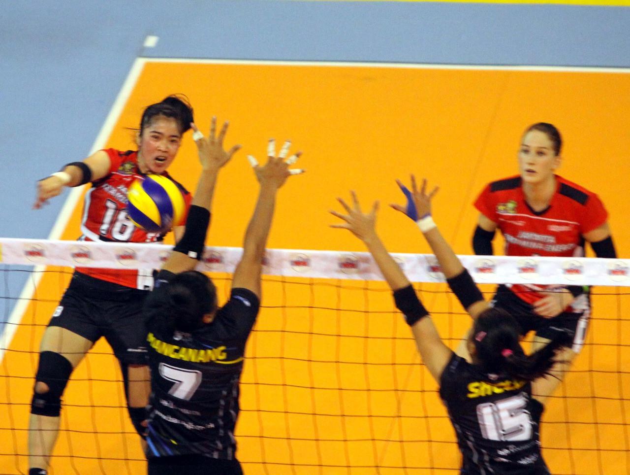 Pemain Bandung Bank BJB Pakuan Aprillia S Manganang mencoba memblok smes pemain Jakarta Pertamina Energi Novia Adriyanti pada seri kedua putaran pertama Proliga 2018 di GOR Temenggung Abdul Djamal, Batam, Minggu (28/1/2018). (Humas PBVSI)