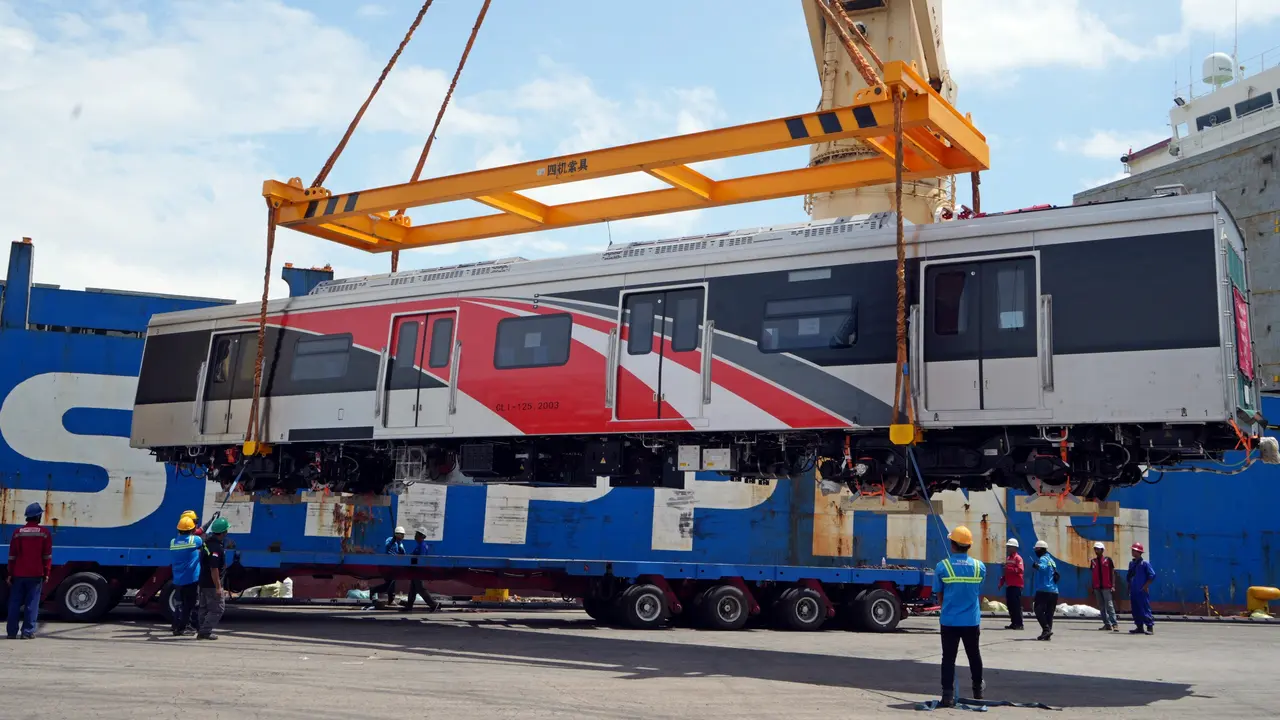PT Kereta Commuter Indonesia (KCI) atau KAI Commuter kembali kembali mendatangkan rangkaian atau gerbong kereta (trainset) baru ke-6 dan ke-7 dari China. (Foto: KAI)