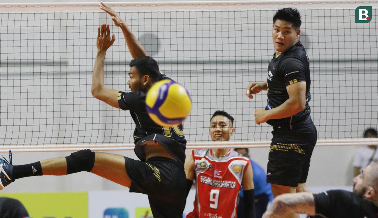 Di set ketiga, pertandingan benar-benar berjalan sengit. Kedua tim saling berbalas poin dan kedudukan sempat imbang 18-18. Hal tersebut tentu memperlihatkan sengitnya jalannya laga di set ketiga. (Bola.com/M Iqbal Ichsan)