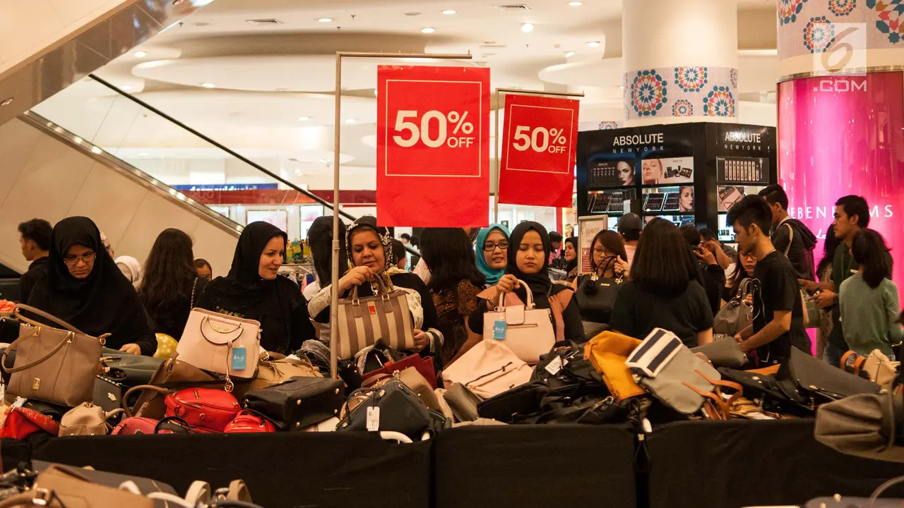 Hari Pertama Jakarta Midnight Sale 2017 Diserbu Pembeli