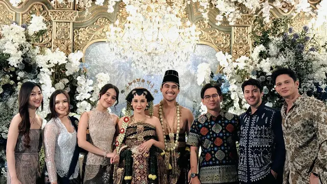 6 Potret Tamu di Pernikahan Anggika Bolsterli, Banyak Pasangan Artis Tak Kalah Romantis