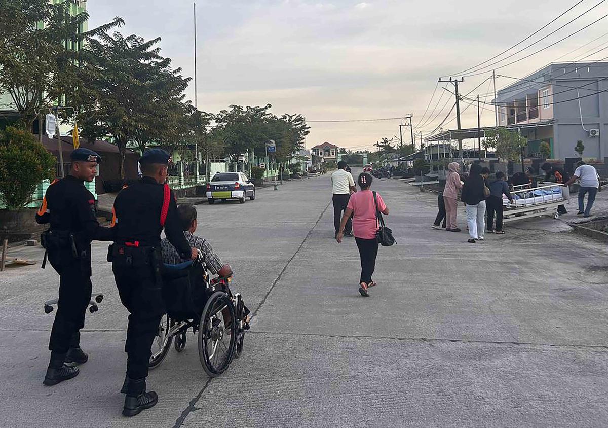 FOTO: Evakuasi Pasien Rumah Sakit Saat Gempa Mengguncang Kota Tarakan