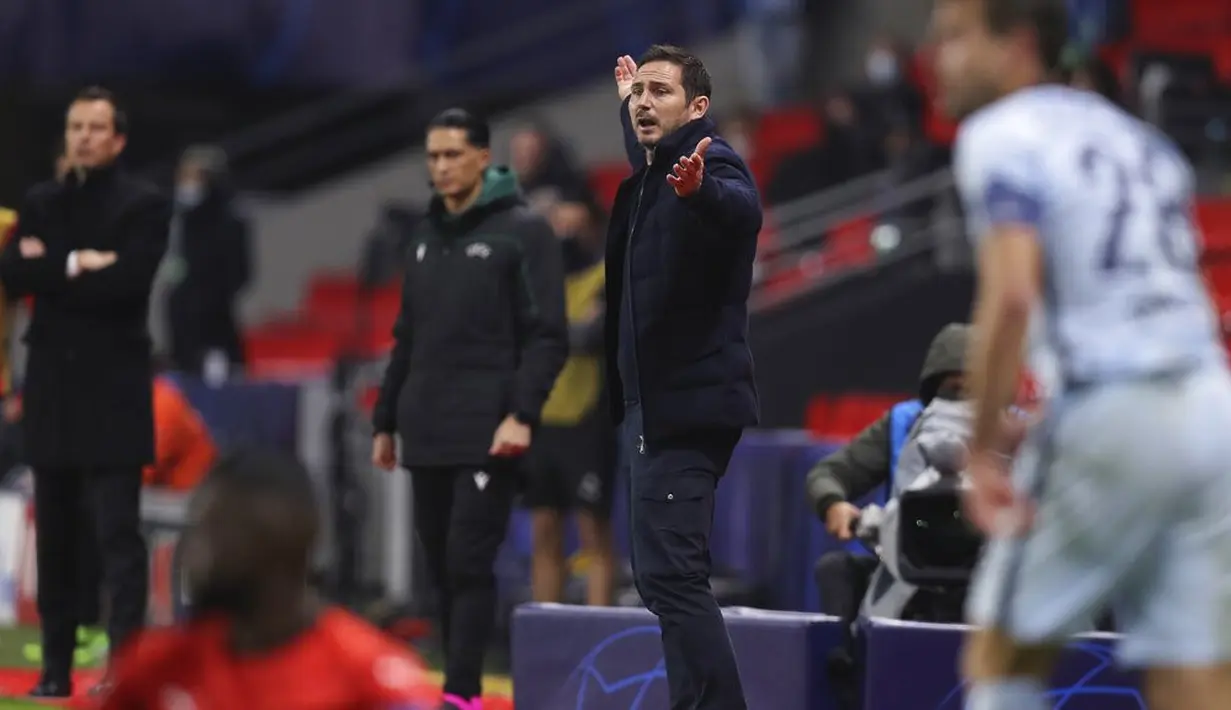 Reaksi pelatih kepala Chelsea Frank Lampard saat menghadapi Rennes pada pertandingan Grup E Liga Champions di Stadion Roazhon Park, Rennes, Prancis, Selasa (24/11/2020). Chelsea melaju ke 16 besar Liga Champions usai mengalahkan Rennes 2-1. (AP Photo/David Vincent)