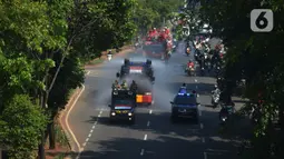 Petugas gabungan melakukan penyemprotan cairan disinfektan di sepanjang jalan raya di wilayah Jakarta Timur, Selasa (25/8/2020). Penyemprotan ini di bagi dua jalur utara dan Selatan. (merdeka.com/Imam Buhori)