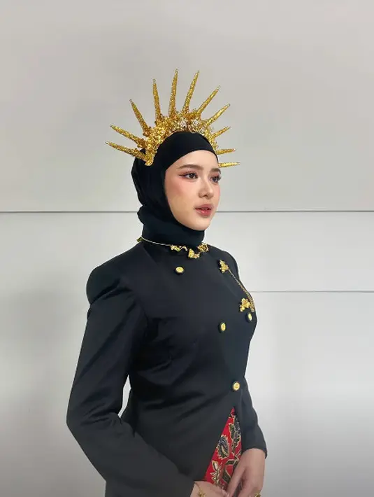 Untuk look yang pertama, Tiara Andini kenakan kebaya janggan asimetris dengan rok batik. [@tiaraandini]