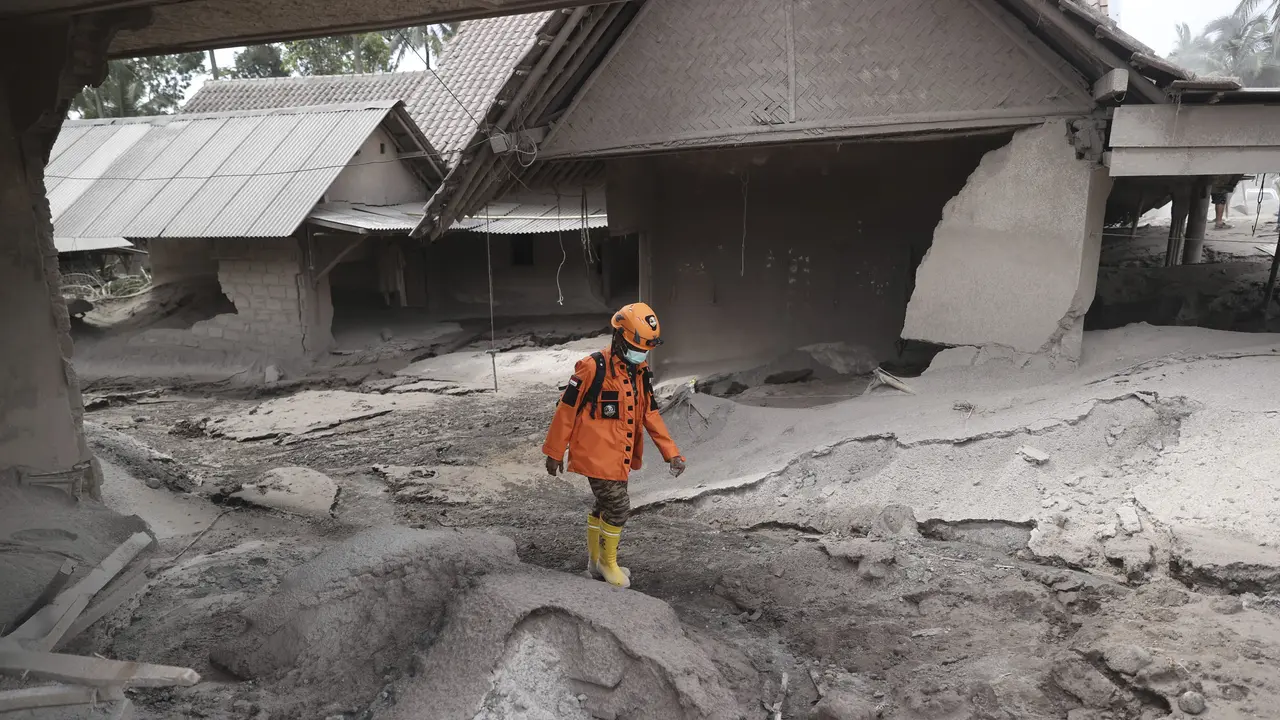 Ketebalan Abu Erupsi Gunung Semeru Tutupi Pemukiman