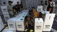 Pekerja melakukan pengisian logistik ke dalam kotak suara di Gudang Logistik Pemilu 2024 Kota Tangerang Selatan, Serpong, Kota Tangerang Selatan, Banten, Rabu (11/1/2024). KPU Kota Tangerang Selatan mulai mencicil dengan memasukkan kelengkapan logistik Pemilu ke dalam kotak suara. (merdeka.com/Arie Basuki)