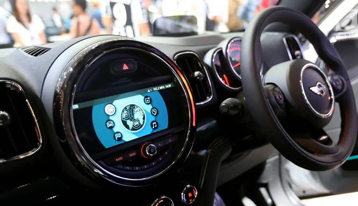 Desain interior dan MINI Connected Controller New MINI Cooper S Countryman Sports rakitan lokal dipamerkan Gaikindo Indonesia International Auto Show (GIIAS) 2018, ICE BSD Tangsel, Jumat (3/8). (Liputan6.com/Fery Pradolo)