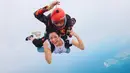 Menikmati serunya skydiving saat liburan ke Dubai, momen terjun dari atas pesawat ini tentu sangat menegangkan. Namun bagi Medina pengalamanan malah terlihat menyenangkan, seperti posenya di depan kamera yang sambil tersenyum tersebut. (Liputan6.com/IG/@medinadinaaa)