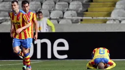 Selebrasi sujud syukur Sofiane Feghouli setelah mencetak gol pada putaran leg pertama 32 besar Liga Eropa antara Dynamo Kyiv vs Valencia  di Nicosia, Siprus pada 21 Februari 2014 (AFP/Sakis Savides).