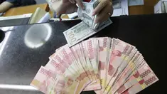 Teller menukarkan mata uang dolar ke rupiah di Jakarta, Jumat (2/2). Deputi Gubernur Senior BI Mirza Adityaswara mengatakan, posisi nilai tukar rupiah terhadap dolar Amerika Serikat yang berada di level Rp13.700 hingga Rp13.800.(Liputan6.com/Angga Yuniar)