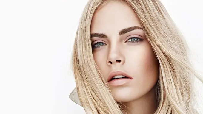 Yuk Intip Isi Tas Cara Delevingne!