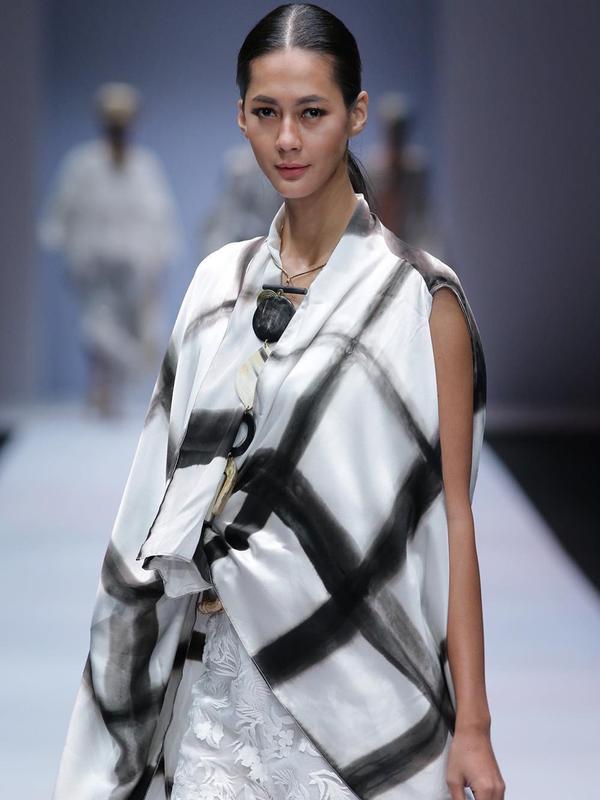 Paula Verhoeven merupakan supermodel asli Indonesia. Paula memiliki tinggi mencapai 182 cm yang menjadi tubuh impian setiap wanita. (Liputan6.com/IG/@paula_verhoeven)