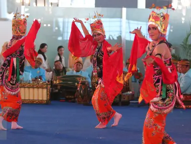 Sejumlah penari membawakan tarian tradisional Indonesia di Terminal 3, Bandara Soekarno Hatta, Tangerang, Senin (15/8). Acara pentas budaya tersebut bertujuan untuk menyambut para penumpang. (Liputan6.com/Angga Yuniar)