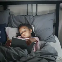 Ilustrasi anak yang terbaring di tempat tidur karena sakit. Credits: pexels.com by Cottonbro