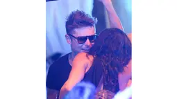 Zac Efron terlihat berbisik mesra pada kekasihnya, Michelle Rodriguez di sebuah club, Billionaire Porto Cervo, Sardinia, Italia. (9/7/14) (TMZ.com)