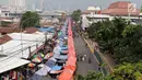Pemandangan pedagang kaki lima (PKL) di depan Stasiun Tanah Abang, Jakarta, Kamis (3/5). Diberikannya izin berjualan di kawasan tersebut menyebabkan fungsi trotoar dan jalan raya beralih fungsi. (Liputan6.com/Immanuel Antonius)