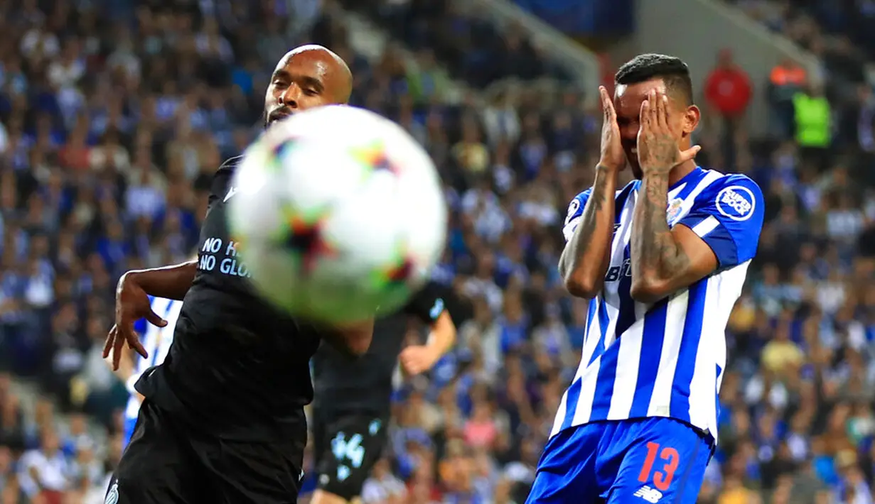 Pemain FC Porto Galeno (kanan) bereaksi saat melawan Club Brugge pada pertandingan sepak bola Grup B Liga Champions di Stadion Dragao, Porto, Portugal, 13 September 2022. Brugge berhasil mengalahkan Porto dengan skor 4-0. (AP Photo/Luis Vieira)