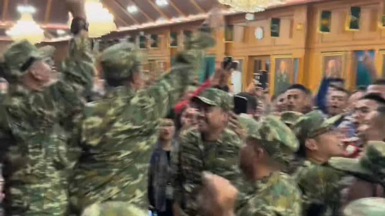 Momen Anggota Kabinet Merah Putih Berjoget Bersama Usai Makan Malam di Akmil, Magelang.