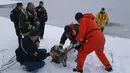 Petugas pemadam kebakaran berhasil menari seekor rusa yan terjebak dalam danau es di Colorado, Amerika Serikat, Senin (22/1). Saat tubuh rusa berhasil terangkat, petugas lain datang dan membawa hewan itu ke ambulans. (facebook.com/WestMetroFireRescue)