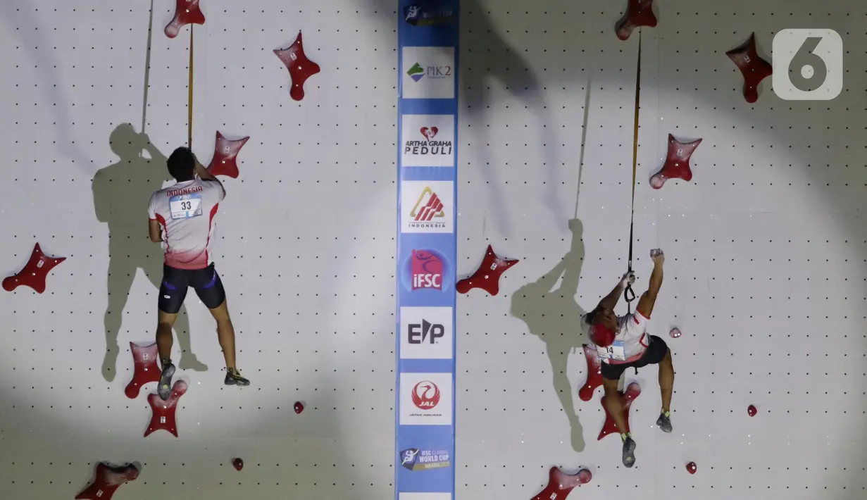 Atlet Panjat Tebing Putra Indonesia, Aspar (kanan) meluapkan kegembiraan usai mengalahkan rekan setimnya, Kiromal Katibin di Babak Final Kejuaraan Panjat Tebing Dunia IFSC 2022 di Jakarta, Sabtu (24/9/2022). Aspar menempati posisi utama dengan catatan waktu 5,39 detik. (Liputan6.com/Helmi Fithriansyah)