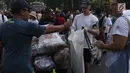 Sejumlah relawan melakukan gerakan bersih sampah plastik di kawasan Car Free Day, Bundaran HI, Jakarta, Minggu (21/10). Gerakan tersebut untuk meningkatkan kesadaran masyarakat mengenai ancaman sampah plastik bagi Bumi. (Liputan6.com/Angga Yuniar)