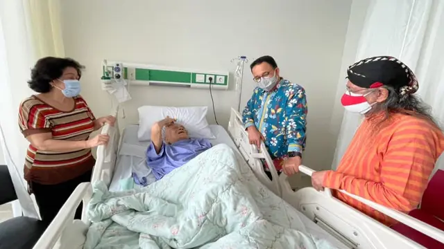 Foto kenangan Anies Baswedan menjenguk Remy Sylado. (Foto: Dok. Instagram @aniesbaswedan)
