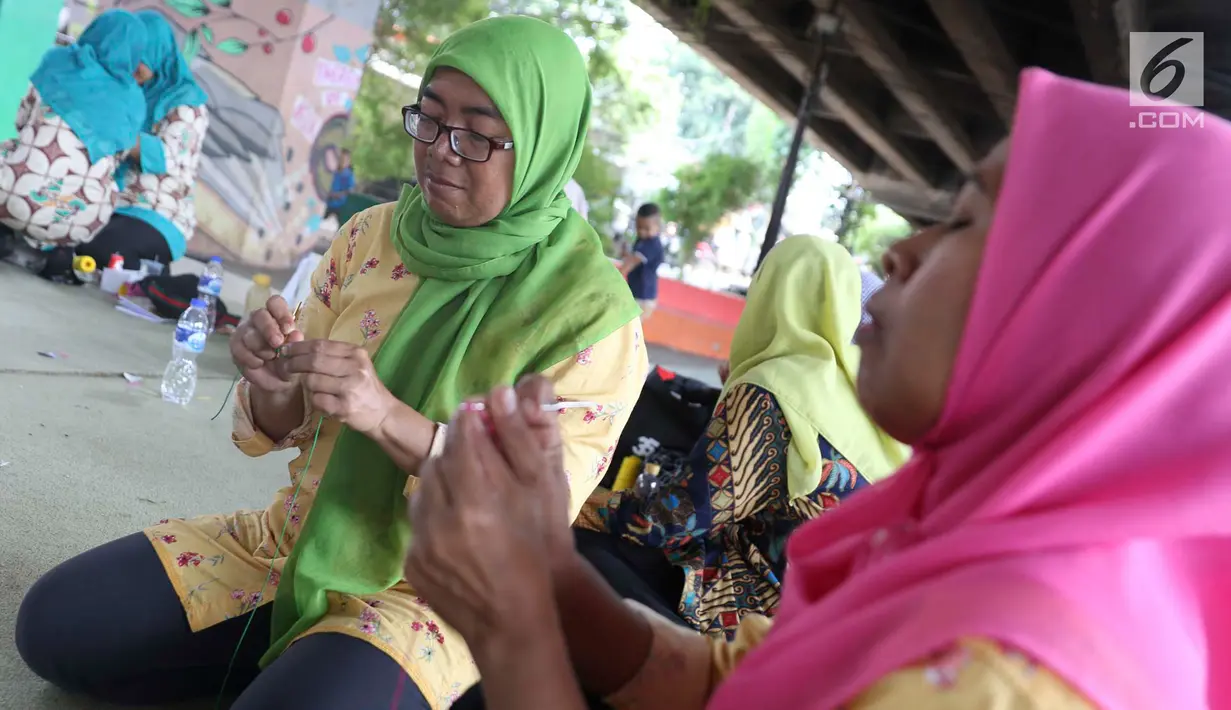 Ibu PKK mengikuti pelatihan merajut di RPTRA Pademangan Timur, Jakarta, Selasa (18/12). Pelatihan digelar guna meningkatkan kemampuan dan dapat memperkuat perekonomian keluarga dari hasil kerajinan yang dijualnya itu. (Liputan6.com/Immanuel Antonius)