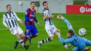 Pemain Barcelona Lionel Messi mencetak gol ke gawang Levante pada pertandingan La Liga Spanyol di Stadion Camp Nou, Barcelona, Spanyol, Minggu (13/12/2020). Barcelona menang 1-0.(AP Photo/Joan Monfort)