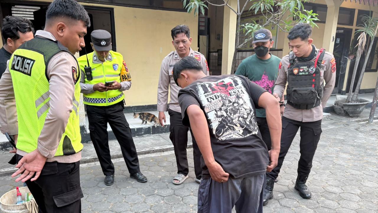 Fakta di Balik Pria Acak-Acak Sandal Jemaah Subuh di Masjid Shofa