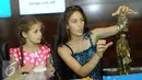 Isabella sang pemeran utama serial Elif mendapat hadiah saat mengunjungi kantor SCTV di Senayan, Jakarta, Senin (24/8/2015). Kehadiran Isabella bersama pemeran serial elif lainnya dalam rangka memeriahkan HUT SCTV ke-25. (Liputan6.com/Faisal R Syam)