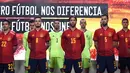 Para pemain Timnas Spanyol berpose saat launching jersey baru di Las Rozas, Madrid, Spanyol, Rabu (13/11). Jersey baru tersebut untuk menyambut Piala Eropa 2020. (AFP/Oscar Del Pozo)